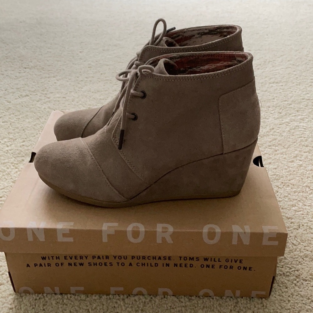 Tom’s suede taupe wedge boot